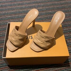 BRAND NEW NEVER BEEN WORN LOUIS VUITTON HEELS